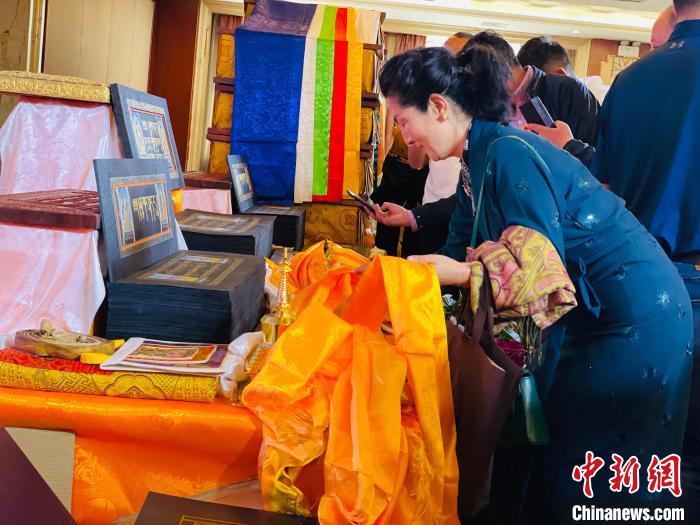 Xining: debuttato il Ganggyur della Tripitaka scritto con l'oro