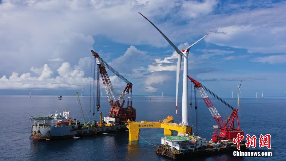 Cina: installata con successo la prima turbina eolica offshore galleggiante anti-tifone al mondo