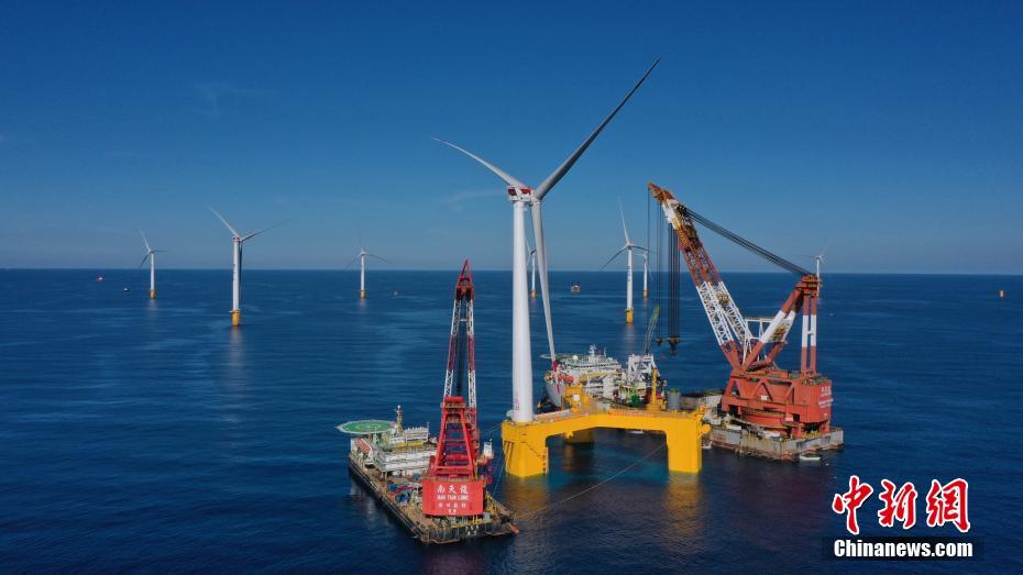 Cina: installata con successo la prima turbina eolica offshore galleggiante anti-tifone al mondo