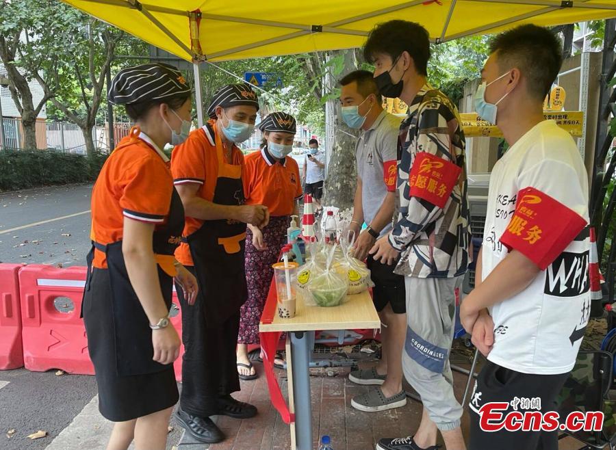 Chengdu: padrone di un ristorante di ravioli in brodo offre gratuitamente piatti deliziosi ai volontari durante la quarantena della comunità