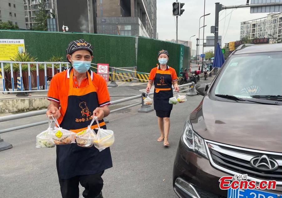 Chengdu: padrone di un ristorante di ravioli in brodo offre gratuitamente piatti deliziosi ai volontari durante la quarantena della comunità