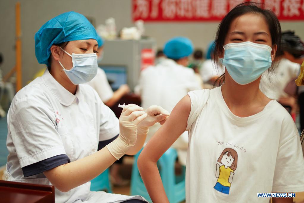 Cina: al via la vaccinazione anti COVID-19 per i minori dai 12 ai 17 anni