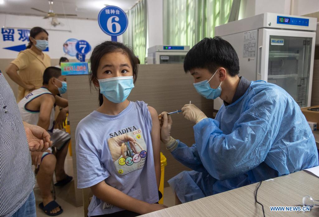 Cina: al via la vaccinazione anti COVID-19 per i minori dai 12 ai 17 anni