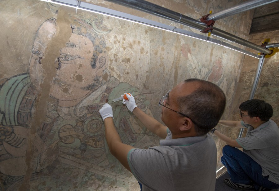 Il 21 giugno 2021, gli esperti delle reliquie culturali restaura una pittura murale presso il Palazzo Yongle nella contea di Ruicheng della città di Yuncheng, nella Provincia dello Shanxi. (Foto/Xinhua)