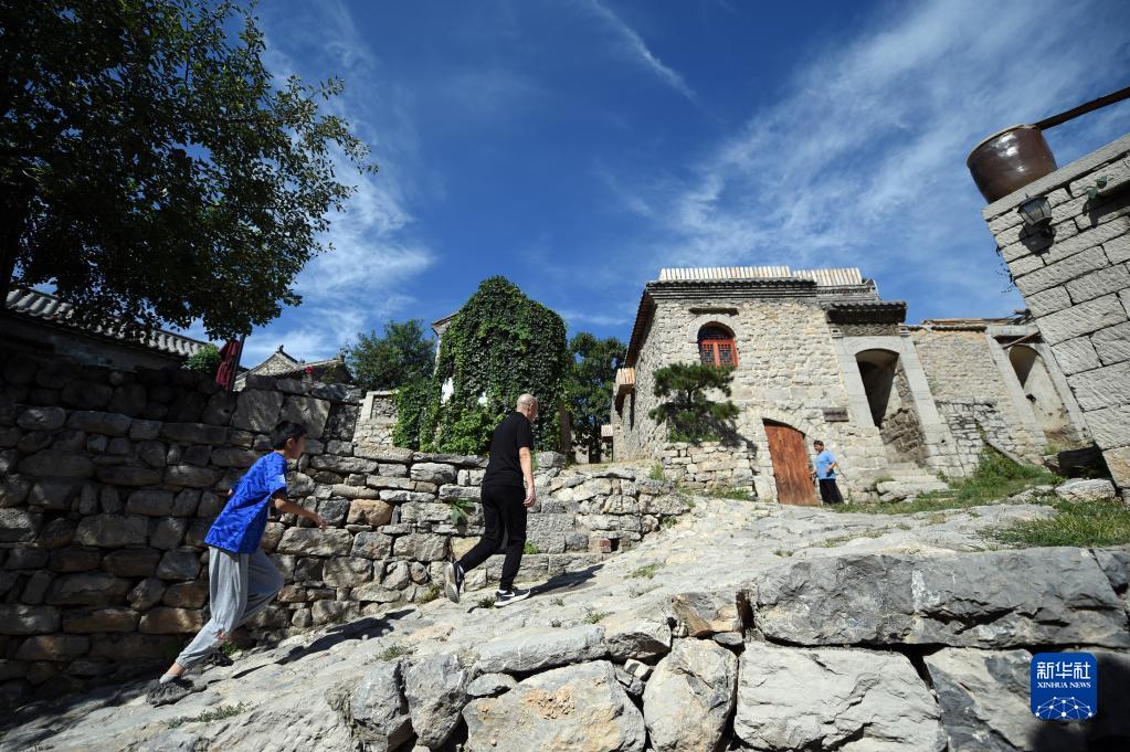 I turisti stanno girando nel villaggio di Lvjia. (Luo Xuefeng/Xinhua)