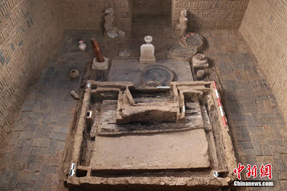 Cina: scoperti rari guardiani di tombe in legno
