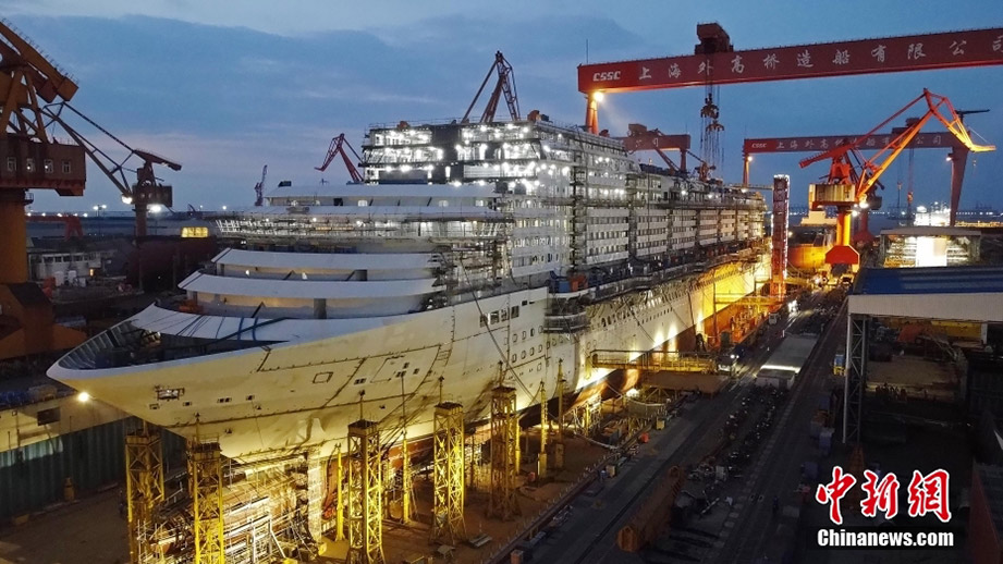 Fotografia aerea della prima nave da crociera di grandi dimensioni prodotta dalla Cina