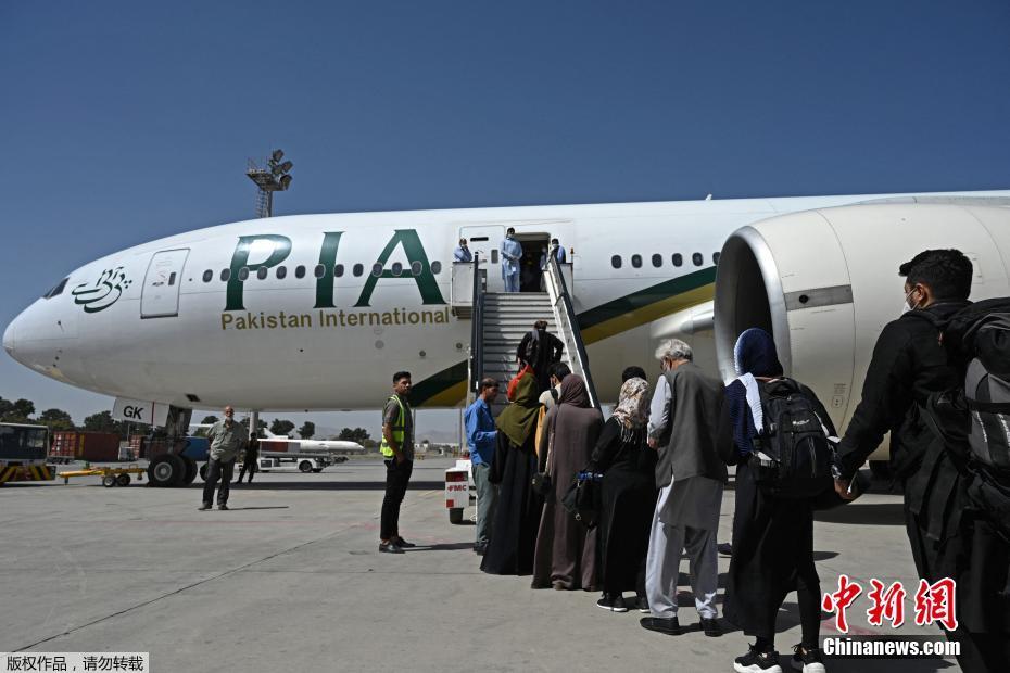 Afghanistan: il primo volo commerciale internazionale a Kabul dopo l'ascesa dei talebani al potere