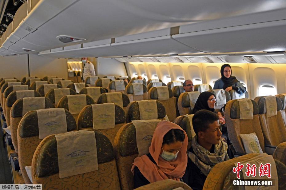 Afghanistan: il primo volo commerciale internazionale a Kabul dopo l'ascesa dei talebani al potere