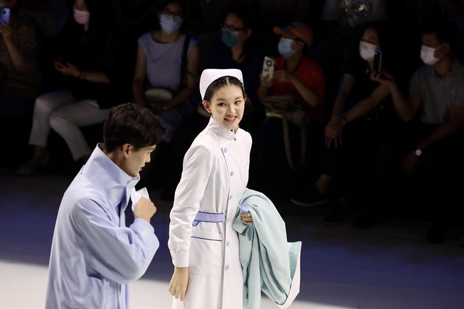 China Fashion Week: Sfilata speciale dedicata al personale medico