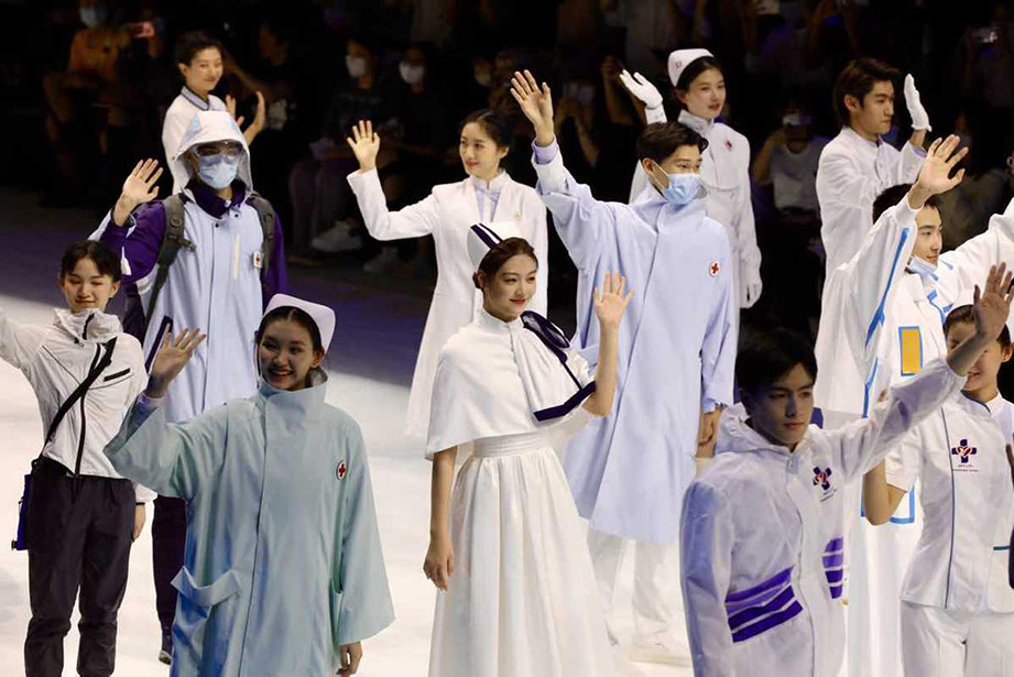 China Fashion Week: Sfilata speciale dedicata al personale medico