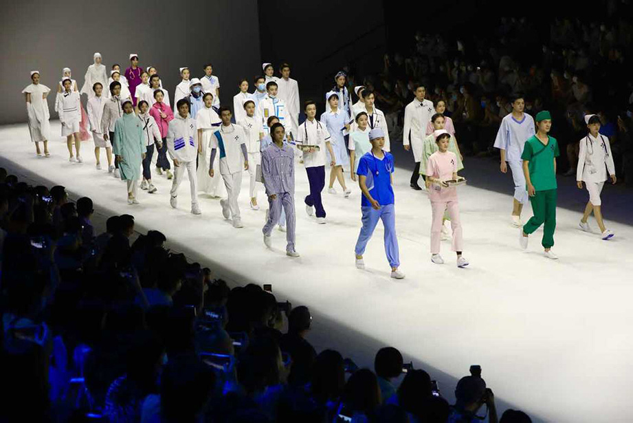 China Fashion Week: Sfilata speciale dedicata al personale medico