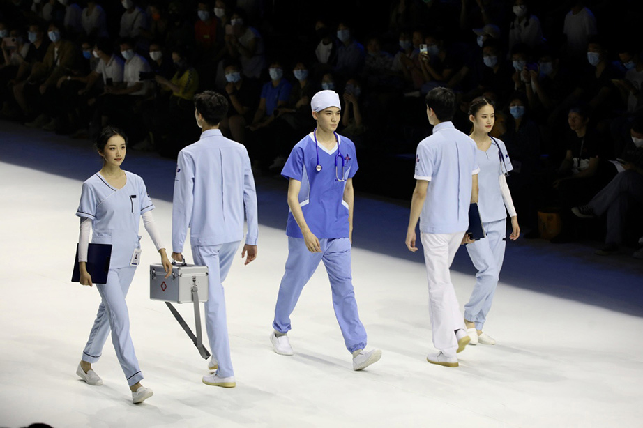 China Fashion Week: Sfilata speciale dedicata al personale medico