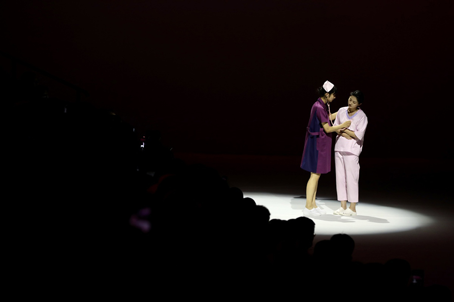 China Fashion Week: Sfilata speciale dedicata al personale medico