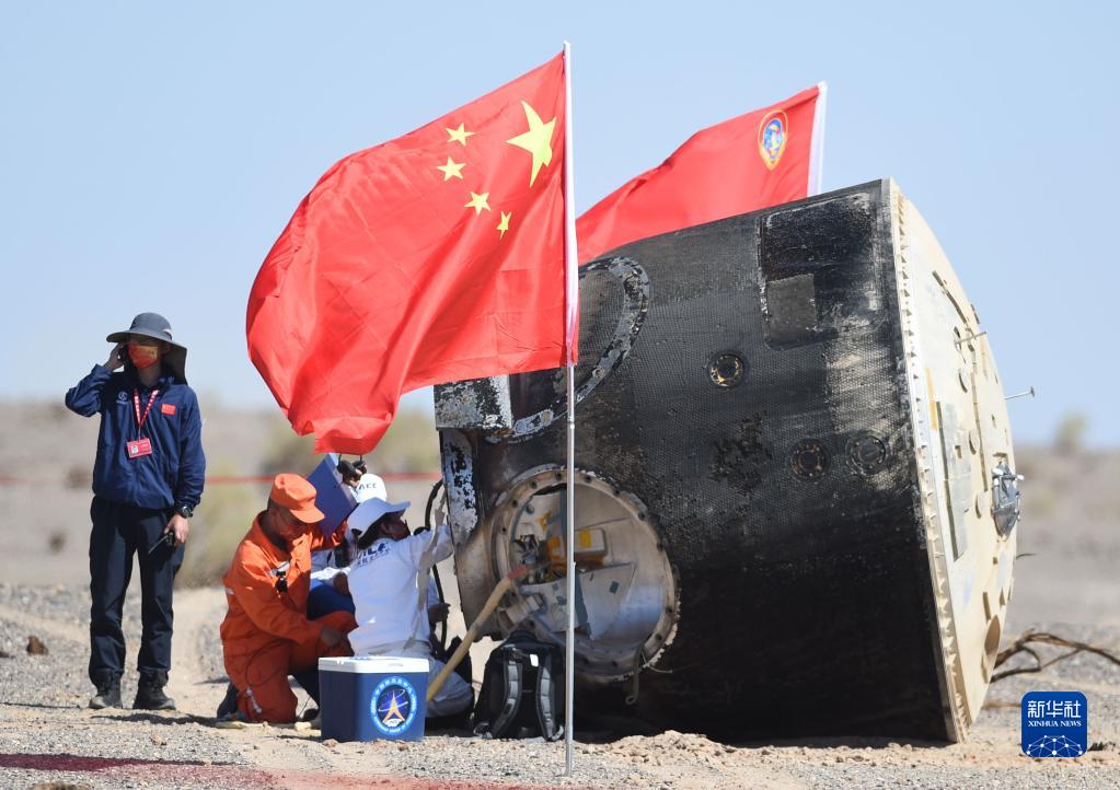 Gli astronauti della navicella spaziale Shenzhou-12 atterrano in sicurezza