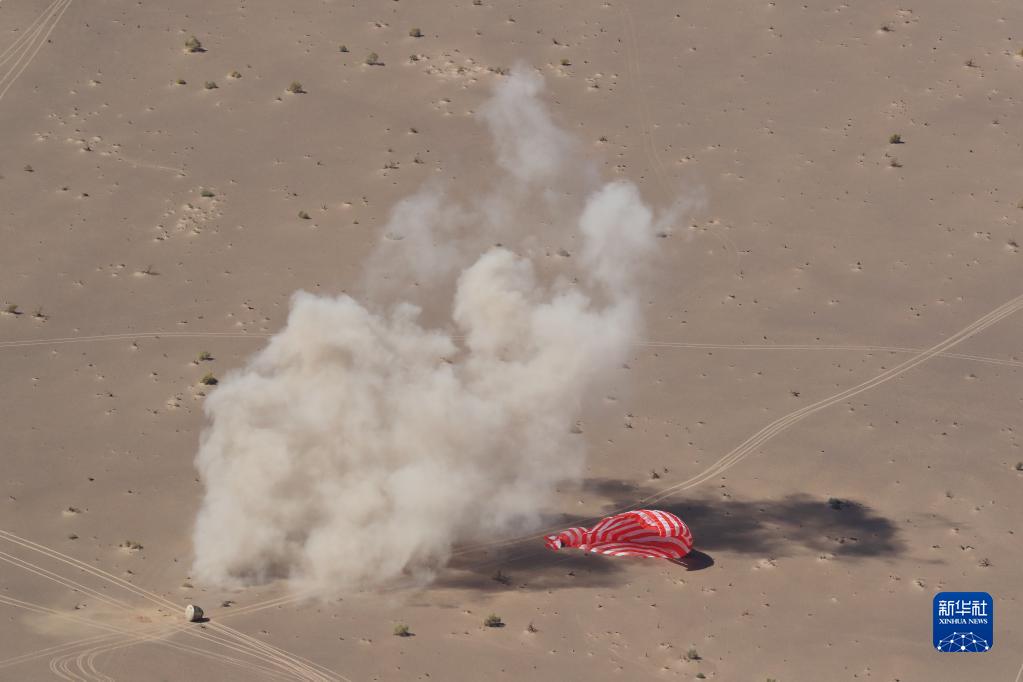 Gli astronauti della navicella spaziale Shenzhou-12 atterrano in sicurezza