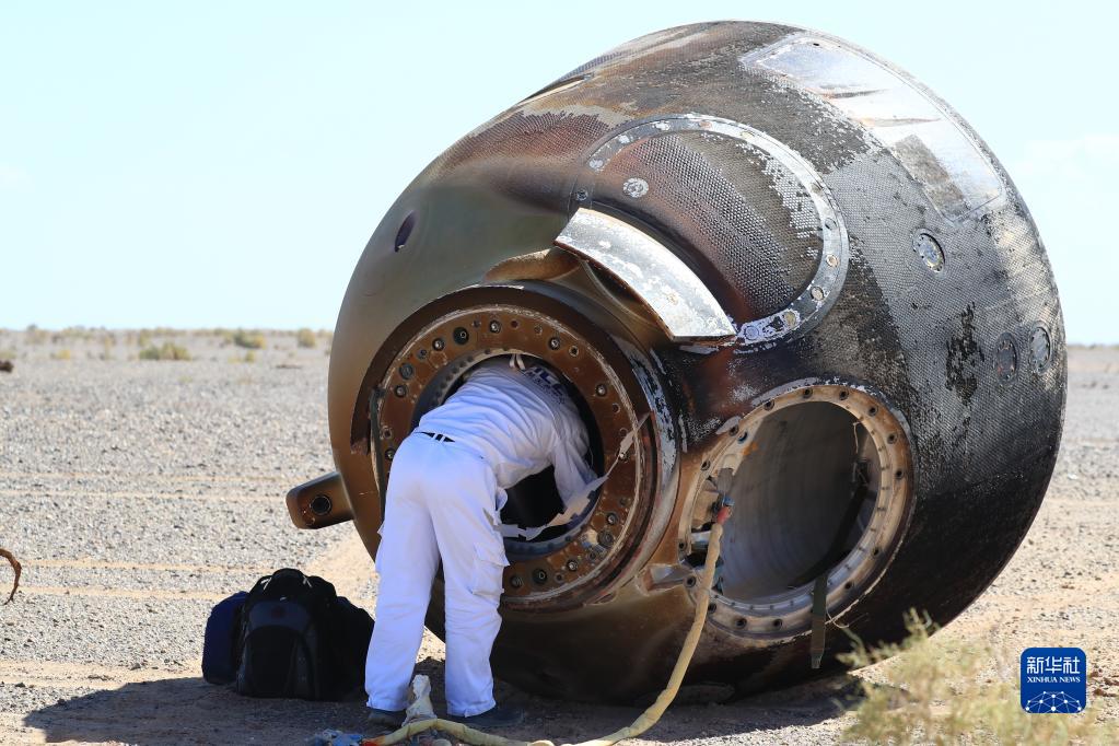 Gli astronauti della navicella spaziale Shenzhou-12 atterrano in sicurezza