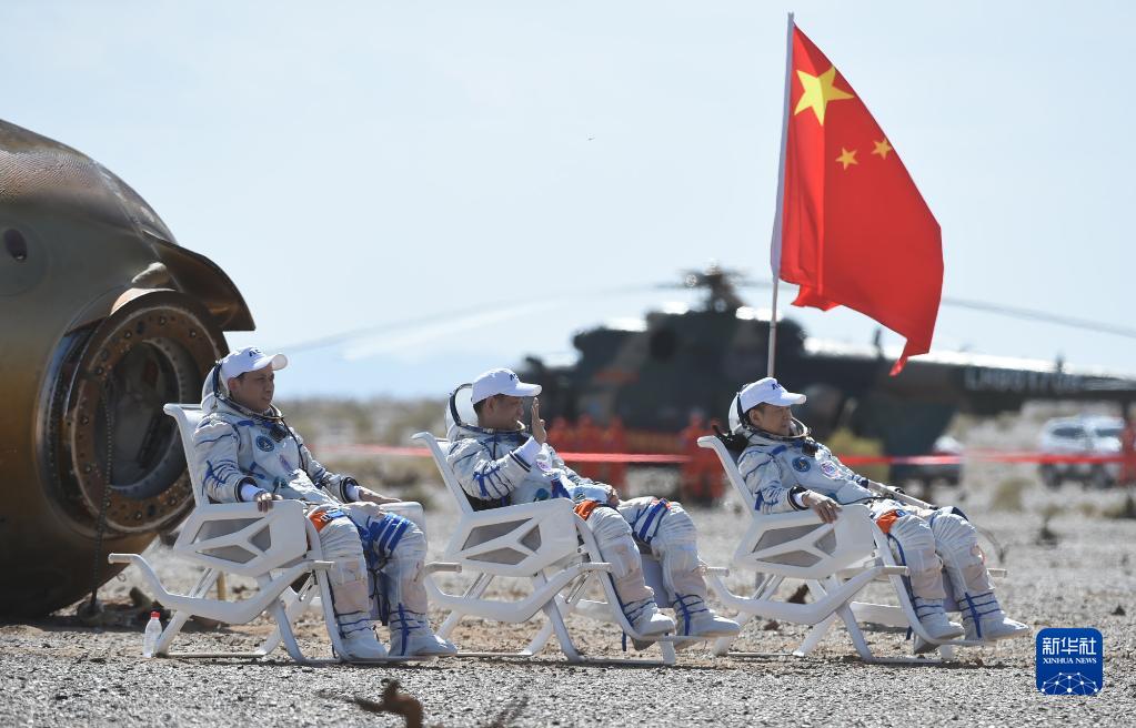 Gli astronauti della navicella spaziale Shenzhou-12 atterrano in sicurezza