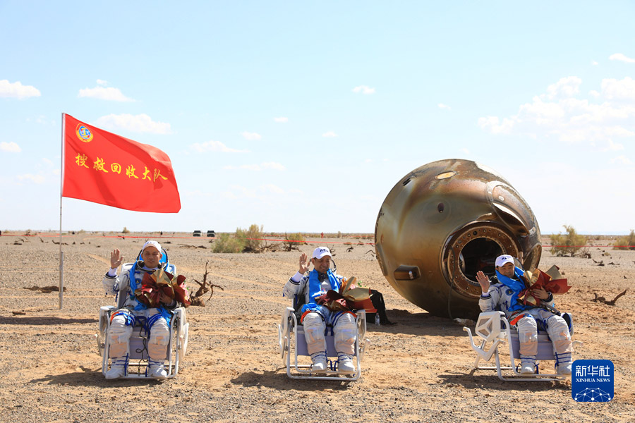 Gli astronauti della navicella spaziale Shenzhou-12 atterrano in sicurezza