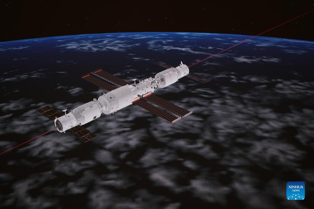 Navicella spaziale cargo attracca alla stazione spaziale