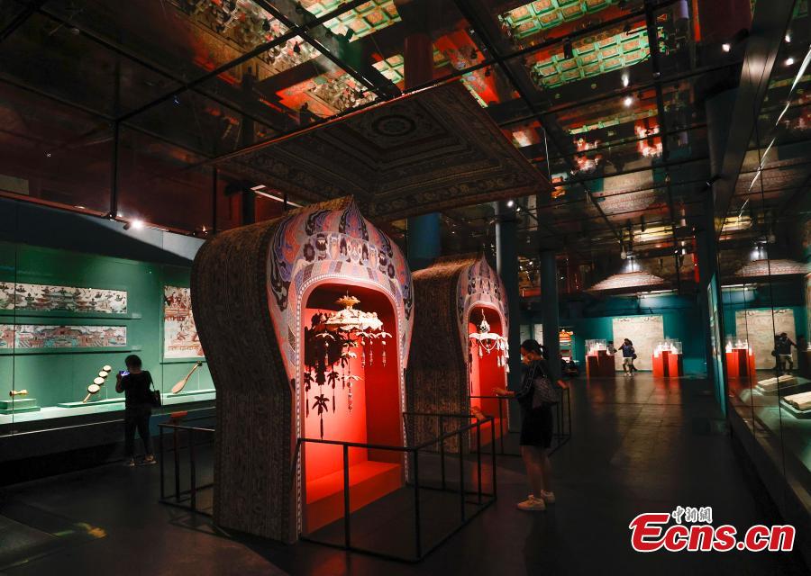 Tre repliche delle grotte Mogao esposte al Museo del Palazzo di Beijing