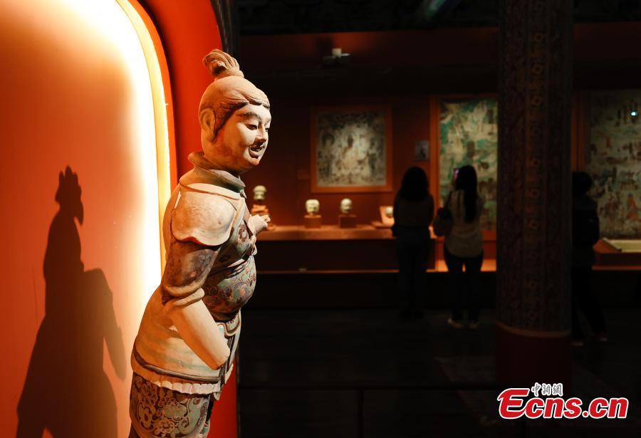 Tre repliche delle grotte Mogao esposte al Museo del Palazzo di Beijing