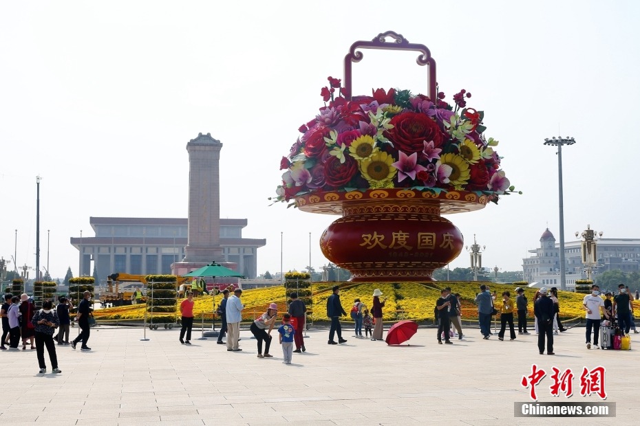 Piazza Tiananmen, svelato il cestone di fiori 