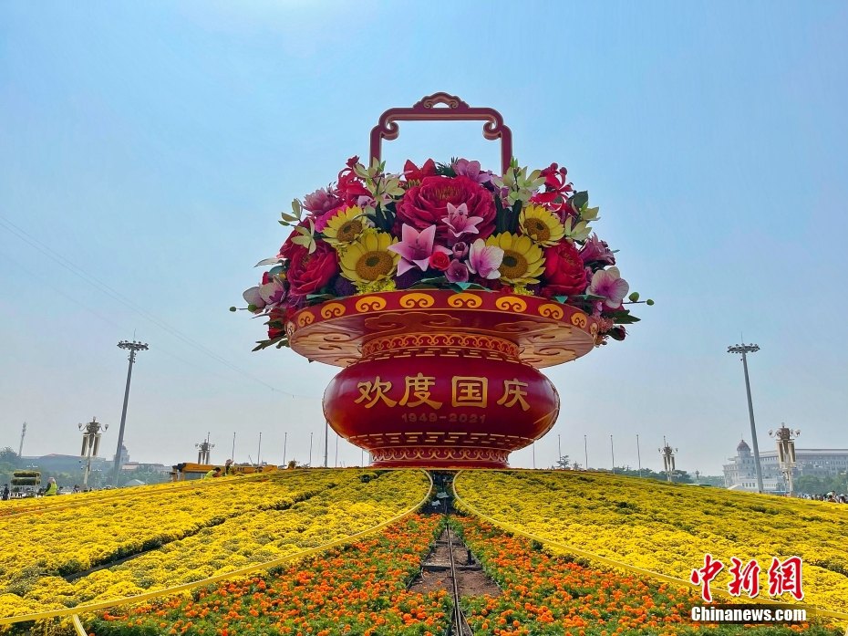 Piazza Tiananmen, svelato il cestone di fiori 