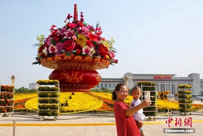 Piazza Tiananmen, svelato il cestone di fiori "Auguri alla nostra amata Patria"