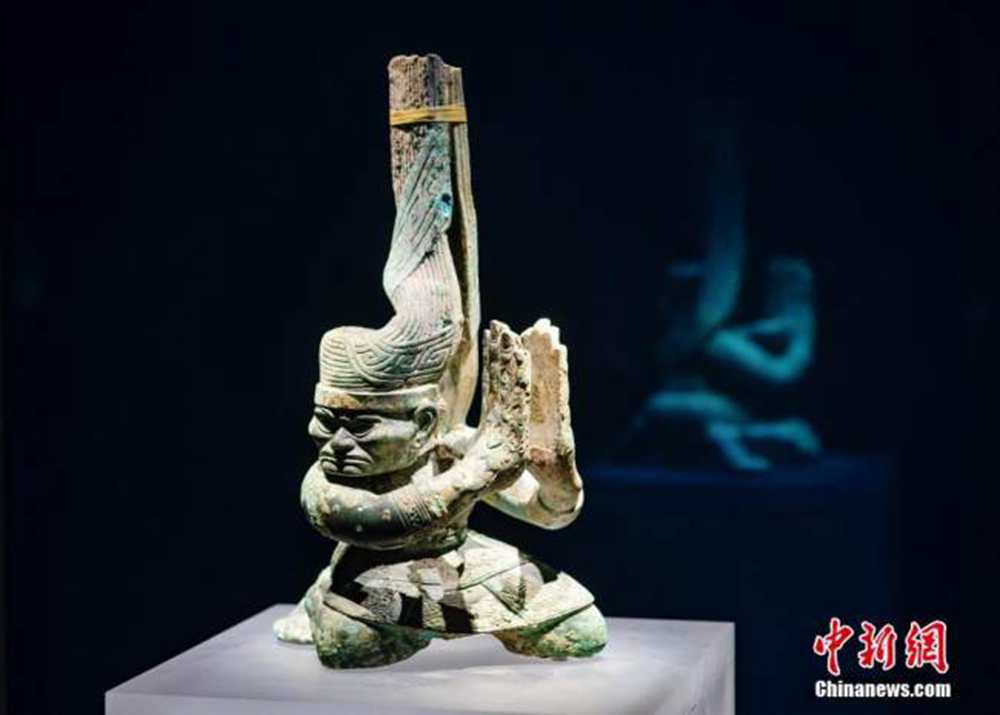 Museo Sanxingdui ospiterà una mostra delle statuette di bronzo di forma di Ultraman e Zhu Geliang