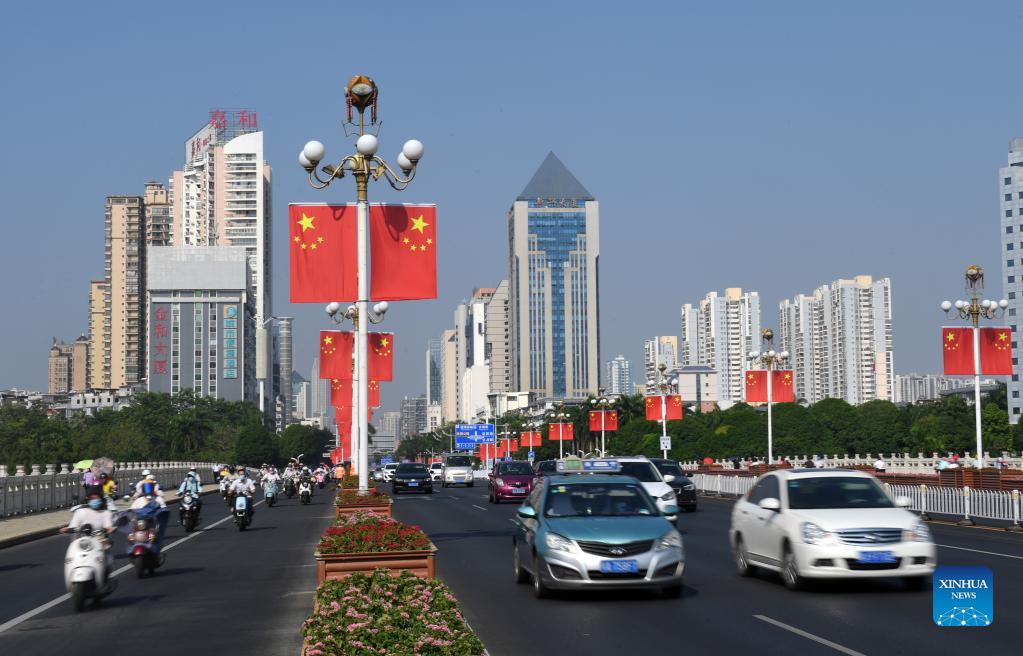 Nanning, città sud della Cina: strade decorate con bandiere nazionali per celebrare la Giornata Nazionale
