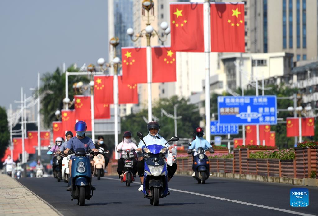 Nanning, città sud della Cina: strade decorate con bandiere nazionali per celebrare la Giornata Nazionale