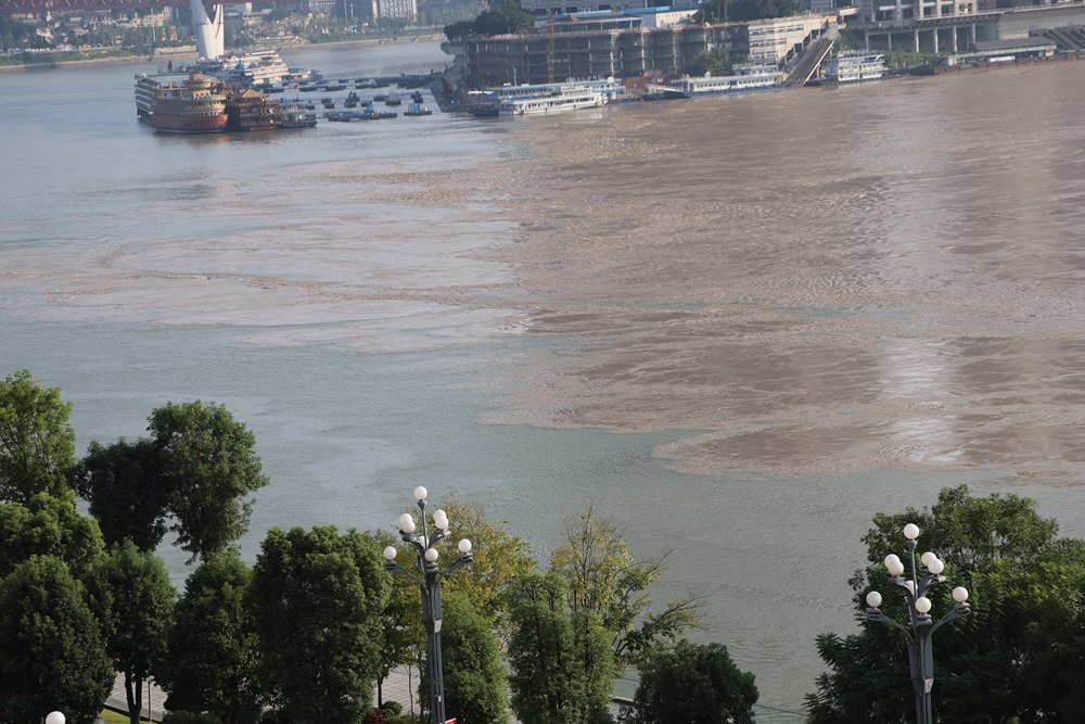 Chongqing: la vista di pentola per anatra mandarina del fiume Jialing dopo il diluvio 