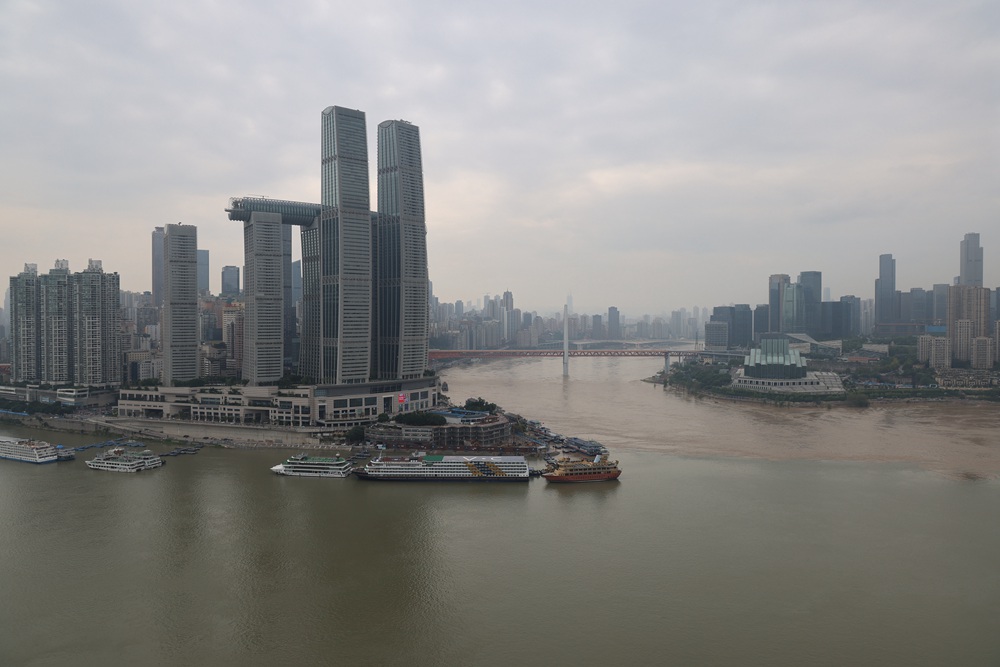 Chongqing: la vista di pentola per anatra mandarina del fiume Jialing dopo il diluvio 