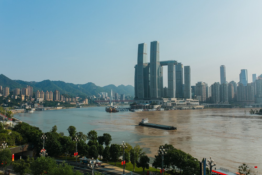 Chongqing: la vista di pentola per anatra mandarina del fiume Jialing dopo il diluvio 