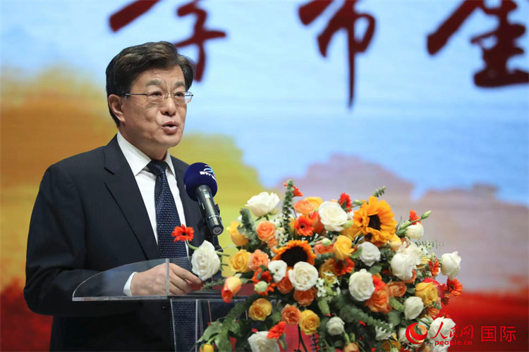 Li Xikui, vice presidente dell'Associazione del Popolo Cinese per l'Amicizia con l'Estero, pronuncia un discorso alla finale del concorso internazionale 2021 "My Story of Chinese Hanzi". (Quotidiano del Popolo/ Peng Yukai)