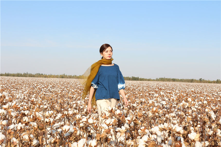 Xinjiang: sfilata di moda nel campo di cotone 