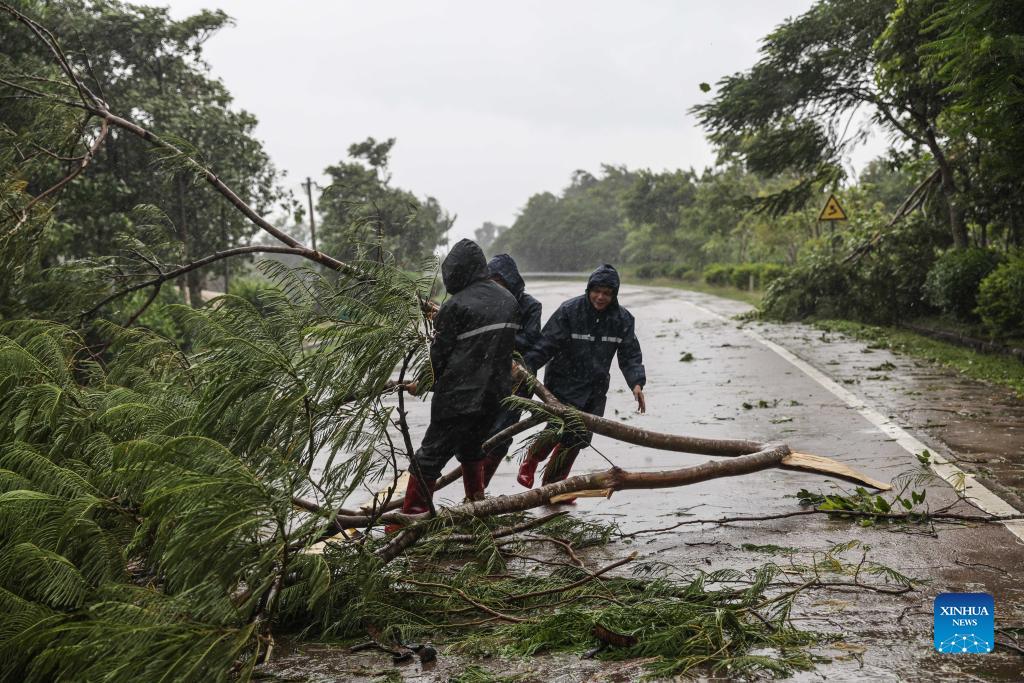 Tifone Kompasu si abbatte sull'isola di Hainan
