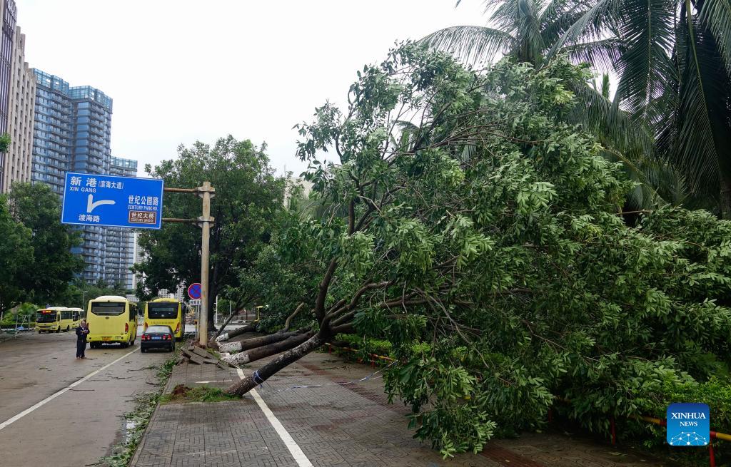 Tifone Kompasu si abbatte sull'isola di Hainan