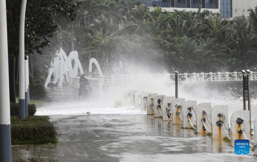 Tifone Kompasu si abbatte sull'isola di Hainan