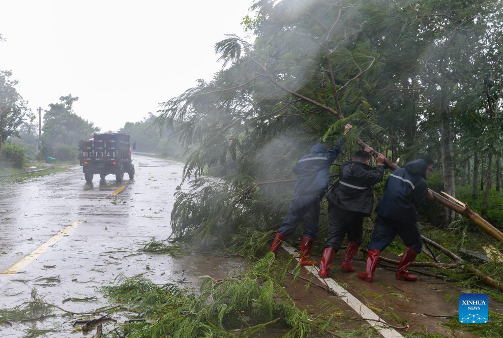 Tifone Kompasu si abbatte sull'isola di Hainan