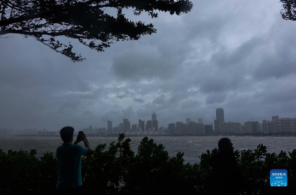 Tifone Kompasu si abbatte sull'isola di Hainan