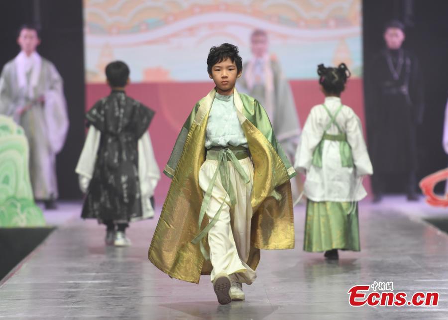 Hangzhou, Zhejiang: Live Show di Hanfu mostra la bellezza dei costumi tradizionali cinesi