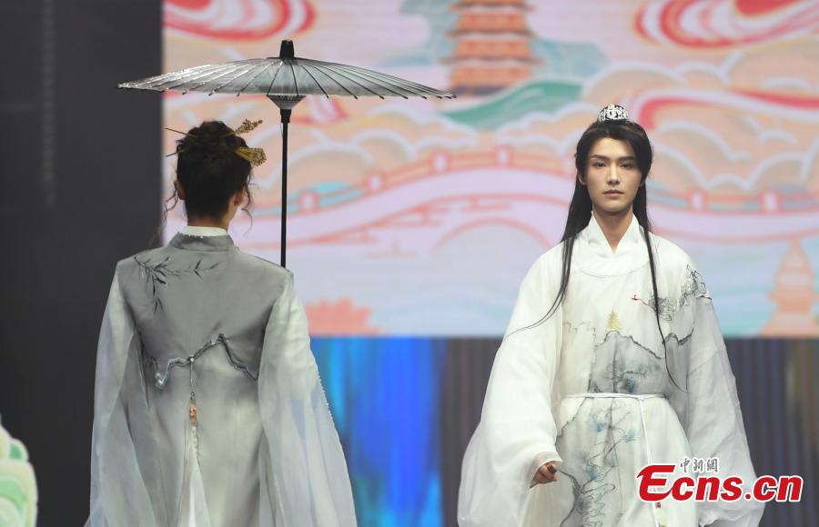 Hangzhou, Zhejiang: Live Show di Hanfu mostra la bellezza dei costumi tradizionali cinesi