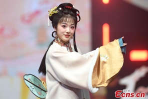 Hangzhou, Zhejiang: Live Show di Hanfu mostra la bellezza dei costumi tradizionali cinesi