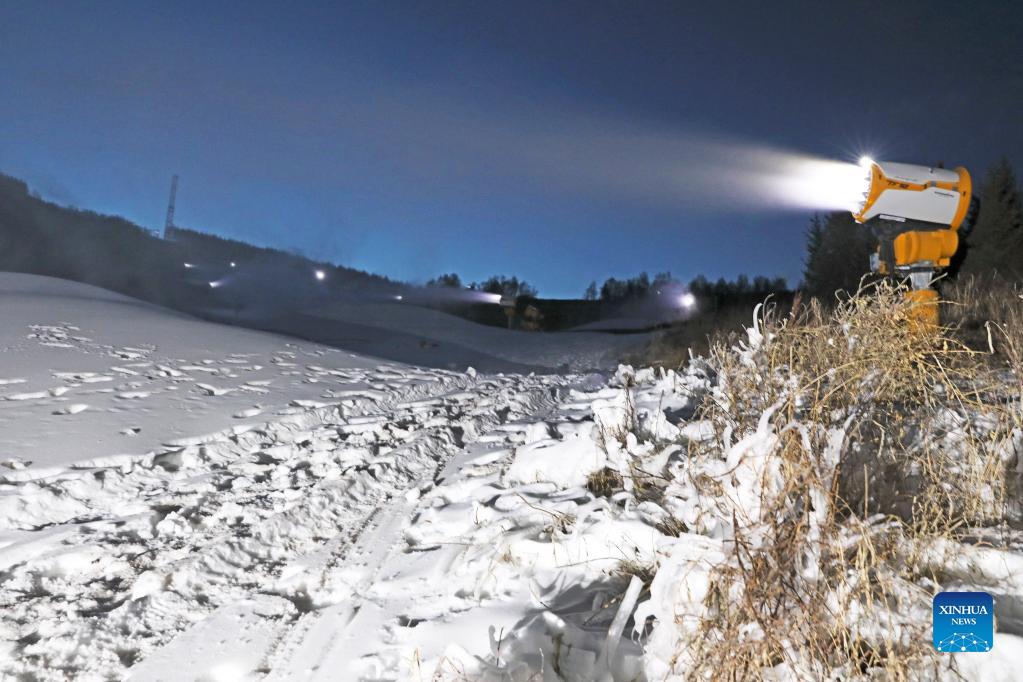 Neve artificiale cade sulle piste dei Giochi Olimpici Invernali