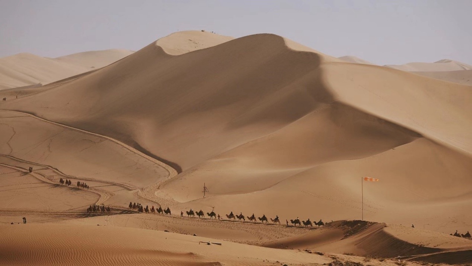 In foto: Paesaggio desertico della Montagna Mingsha e della Sorgente della Mezzaluna a Dunhuang