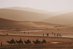 In foto: Paesaggio desertico della Montagna Mingsha e della Sorgente della Mezzaluna a Dunhuang