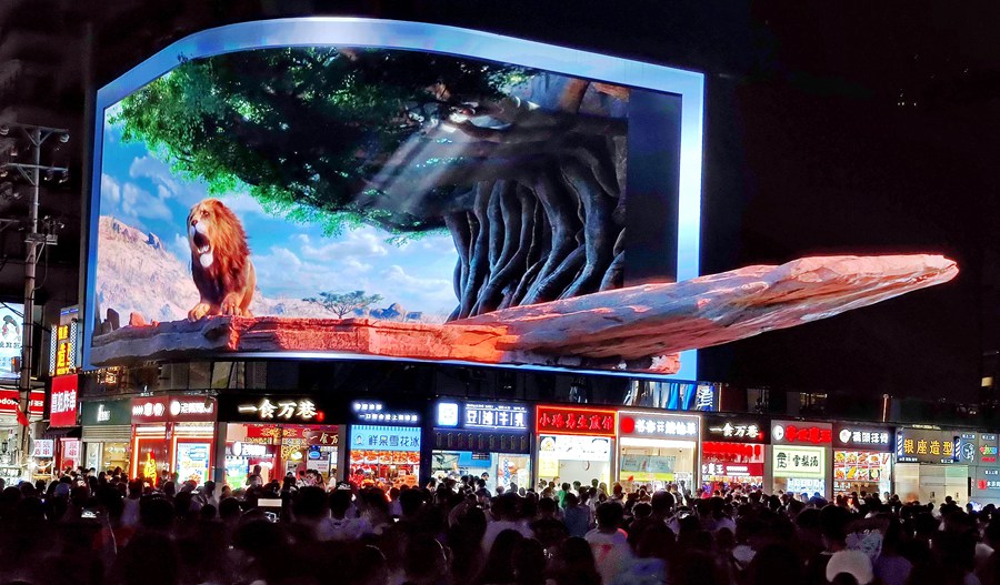 Cina: apparsi gli schermi 3D per le strade delle città principali