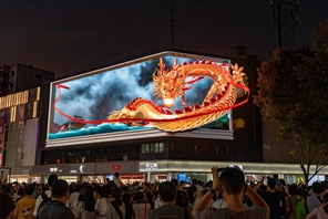 Cina: apparsi gli schermi 3D per le strade delle città principali